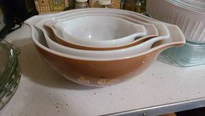lot 135 image: Vintage Pyrex nesting set of mixing...