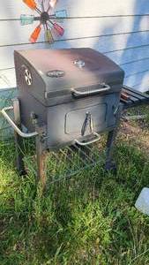 lot 121 image: Kingsford Charcoal Grill in good bu...