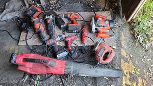 lot 113 image: Large lot of electric screwdrivers,...