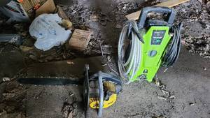 lot 112 image: Small chainsaw and electric power w...