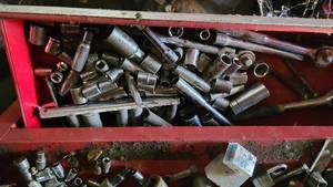 lot 103 image: Rolling lower red tool chest. Lower...