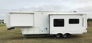lot 1 image: 2008 Keystone Montana 35 5th-Wheel Camper