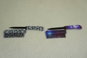 lot 72 image: 2 Hair Comb Knives