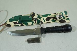 lot 76 image: 420 Stainless Steel Hunting Knife