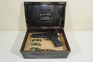 lot 88 image: Vintage 1970s Colt 45 BB Pistol with Metal Box