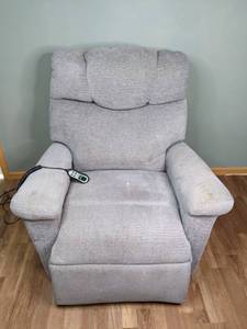 lot 28 image: Ultra Comfort Large Power Lift and Recline Chair