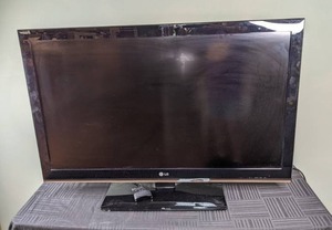 lot 15 image: LG 42 Class HDTV LCD TV with Roku