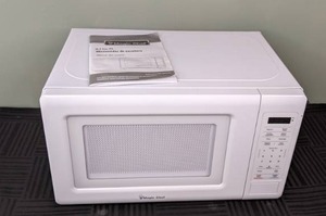 lot 56 image: Magic Chef 0.7 Cu. Ft. Microwave, White