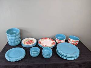 lot 36 image: Vibrant The Pioneer Woman Ceramic Dining Set