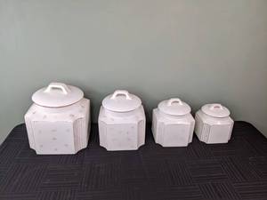 lot 38 image: Set of 4 Ceramic Jars with Lids
