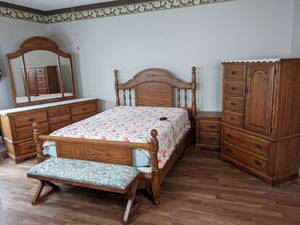 lot 4 image: Handsome 5-Piece Wood Bedroom Set Bed, Armour, Dresser, Nightstand, and Bench