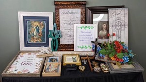 lot 70 image: Religious Decor  Framed Religious Prints, Ten Commandments, Crosses, and Other Religious Items