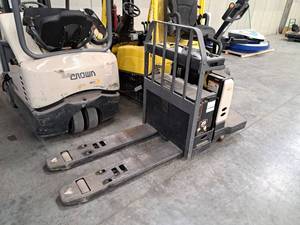 lot 3 image: Crown 6000-lbs Douglas Battery 24V 12-cell 510Ah Pallet Truck with GNB Batteries Battery Charger 24V 600Ah 12-cell 3-Phase 208240480V