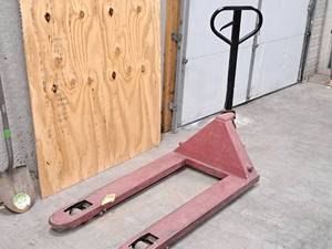 lot 11 image: Northern Industrial Tools 27 Pallet Truck