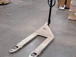 lot 12 image: Crown 27 Pallet Truck