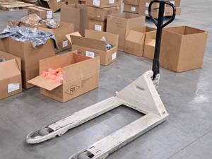 lot 13 image: Crown 27 Pallet Truck