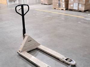 lot 14 image: Crown 27 Pallet Truck