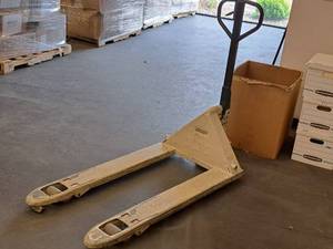 lot 15 image: Crown 27 Pallet Truck