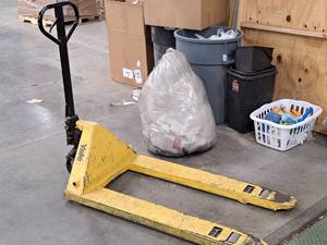 lot 17 image: Yale 27 Pallet Truck