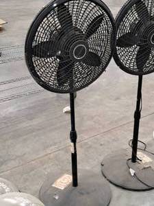 lot 142 image: Lasko 53 Oscillating Pedestal Fan