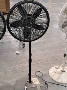 lot 143 image: Lasko 53 Oscillating Pedestal Fan