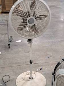 lot 144 image: Lasko 53 Oscillating Pedestal Fan