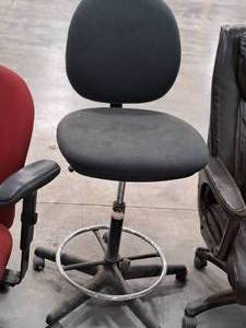 lot 150 image: Rolling Office Chair