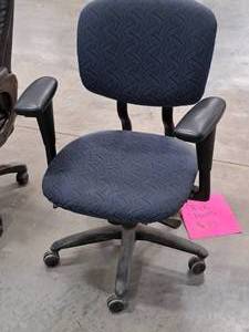 lot 152 image: Rolling Office Arm Chair