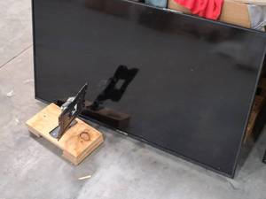 lot 185 image: Sceptre 50 Flatscreen TV with Wall Mount