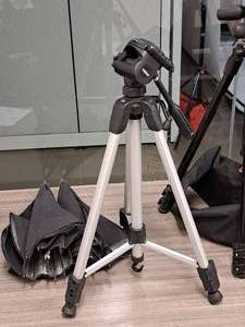 lot 263 image: Camera Accessories - Vista Tripod, (2) Reflective Umbrellas 21