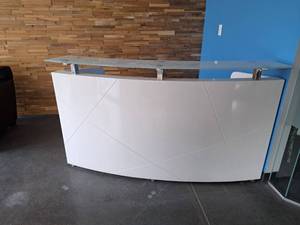 lot 285 image: Receptionist Desk