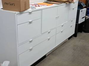 lot 307 image: Dresser 9-drawer