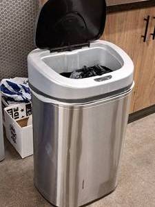 lot 347 image: Flip-top Trash Can