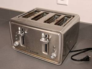 lot 370 image: Black & Decker 4-Slice Toaster