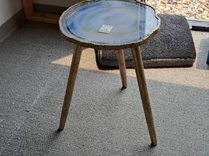 lot 395 image: 3-leg Table