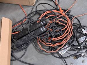 lot 529 image: Electronics - (4) Power Strips and (2) Power Cords