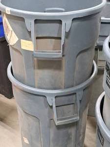 lot 632 image: Lot of (2) Rubbermaid Brute Plastic Trash Cans 31x24