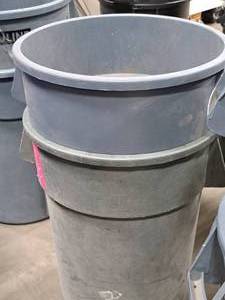 lot 633 image: Lot of (2) Plastic Trash Cans