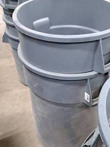 lot 635 image: Lot of (2) Plastic Trash Cans