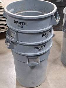 lot 636 image: Lot of (4) Rubbermaid Brute Plastic Trash Cans 23x19-12