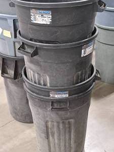 lot 638 image: Lot of (4) Plastic Trash Cans 31x24