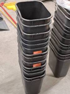 lot 642 image: Lot of (14) Plastic Trash Cans 12x8x12