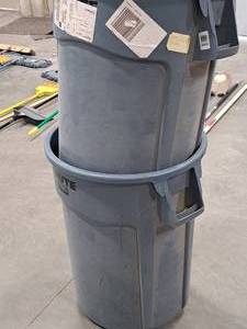 lot 669 image: Lot of (2) Plastic Trash Cans 31x24