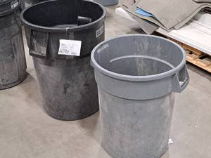 lot 670 image: Lot of (2) Plastic Trash Cans