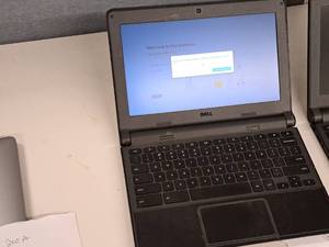 lot 200A image: Dell 12 Laptop Computer 4SQVLD2