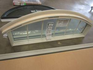 lot 33 image: Andersen 200 Series 59.25 in x 19.75 in  Rounded Picture Window with Grille in White Vinyl