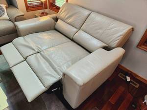 Chateau DAx Powered Reclining Leather Loveseat