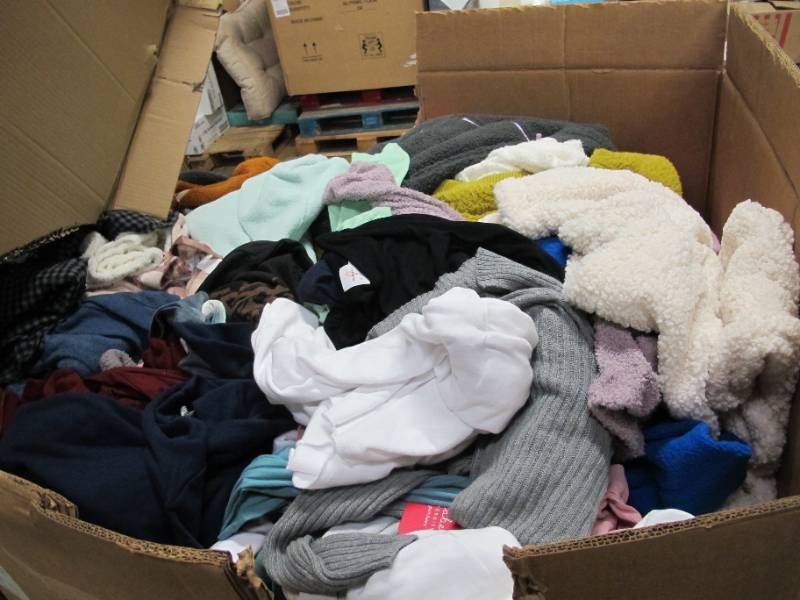 lot 414 image: Pallet of over 700 NEW articles of Clothing - Mens, Womens and Kids Clothing