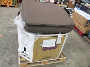 lot 417 image: Pallet of Store Overstock Store and Ecommerce Product and Returns - Pet Beds