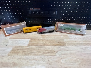 TYCO HO Train Engine and Cars